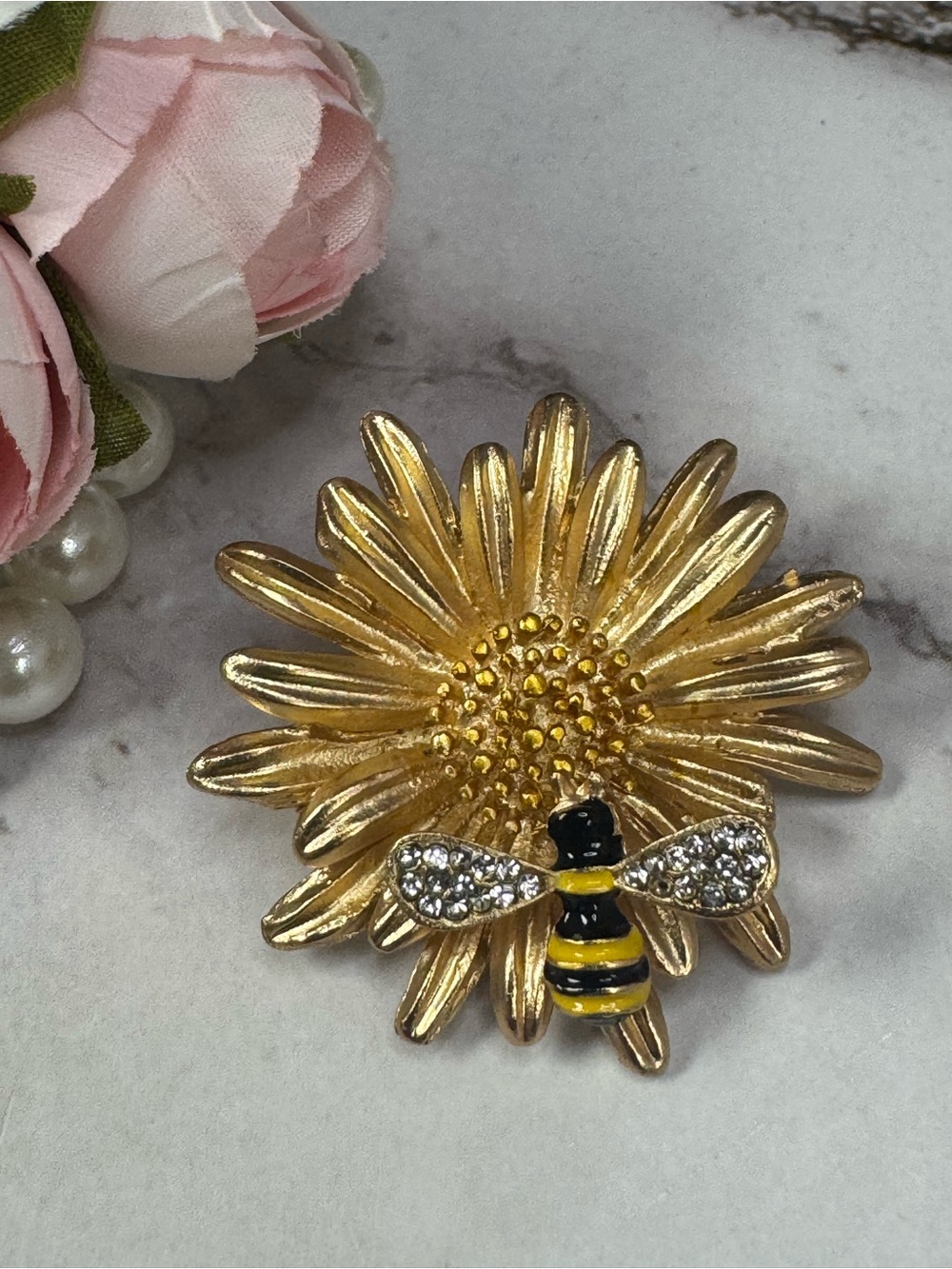 Gold Daisy Bee Decorative Accent Pin - Unbranded